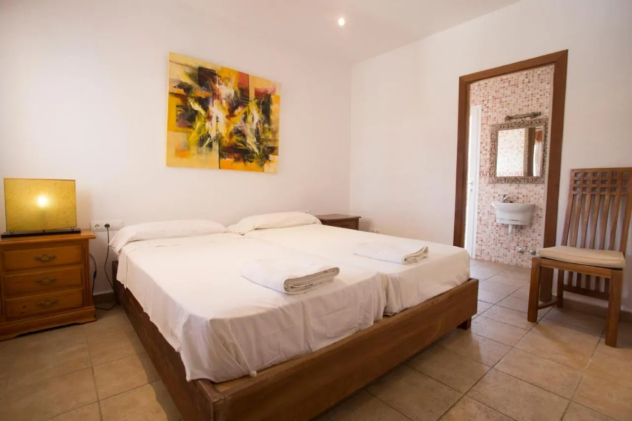 Villa Tom Is Near To Playa Den Bossa Sant Jordi de ses Salines